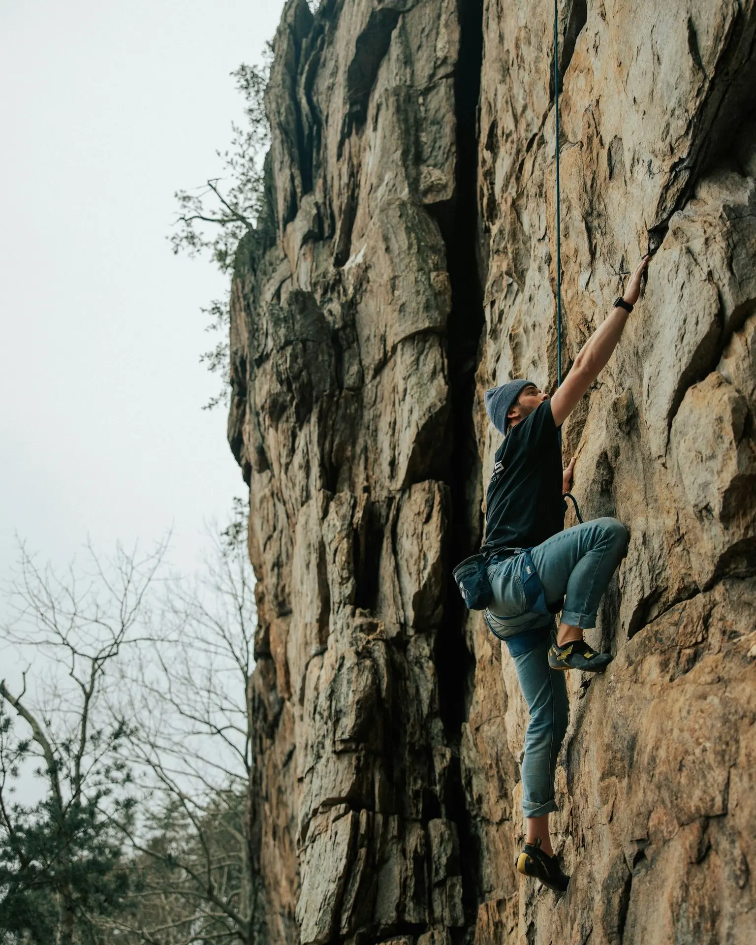 grimpeur crux falaise avec bonnet