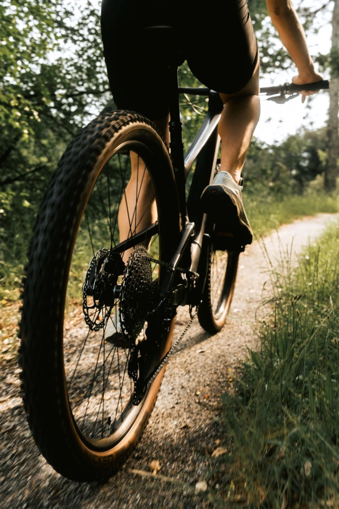 barre énergétique et barre protéinée CRUX en contexte vélo VTT outdoor